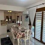 Anna Maria Family House 2 アパート カランバカ
