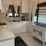 Anna Maria Family House 2 アパート カランバカ